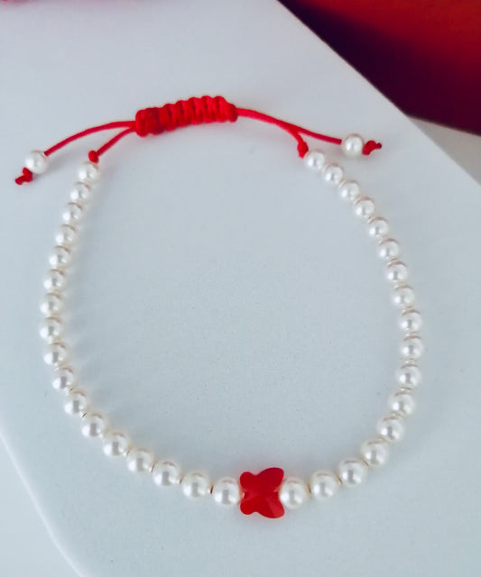 Bracelet réglable en perles et papillon rouge