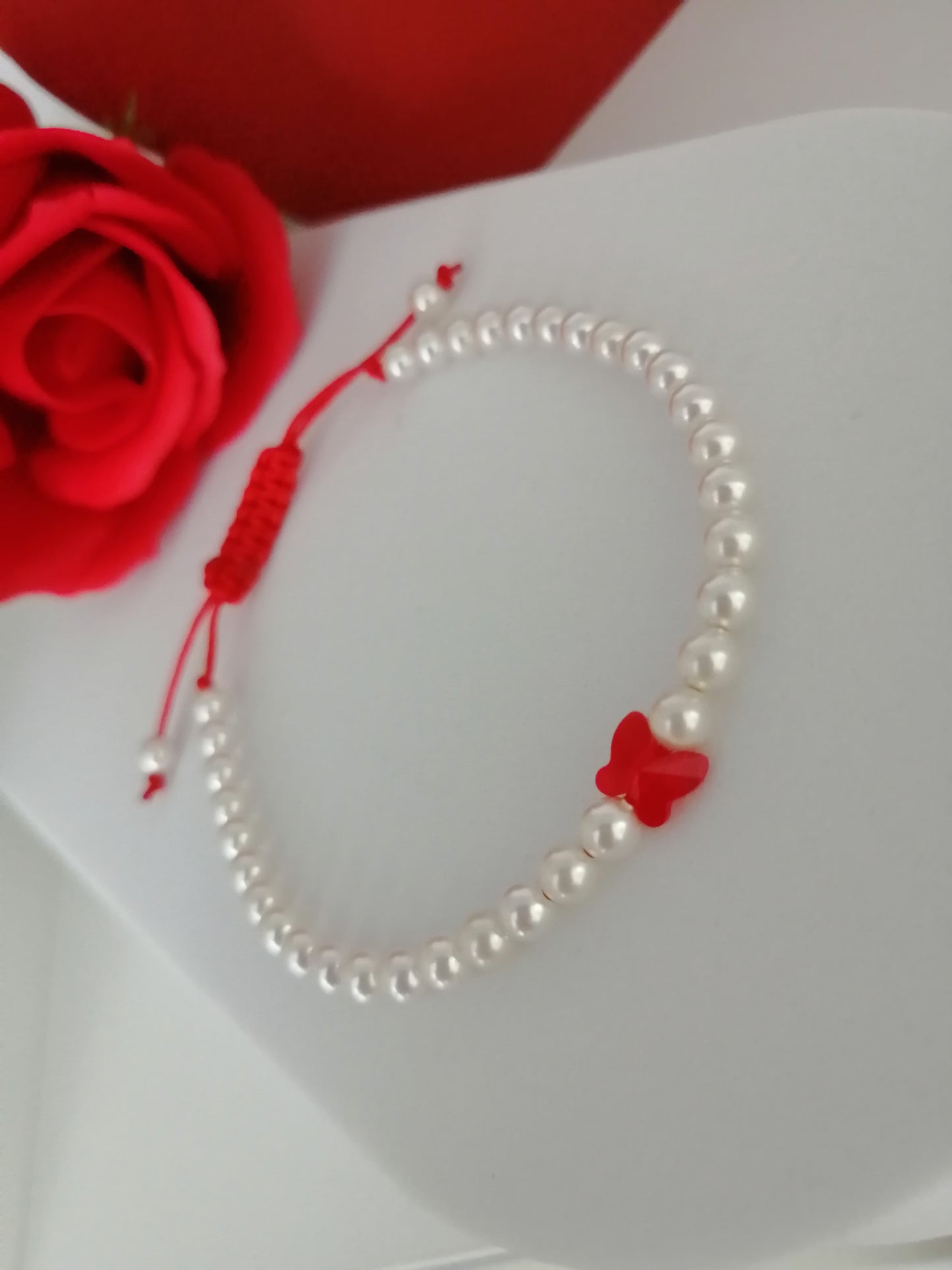 Bracelet réglable en perles et papillon rouge
