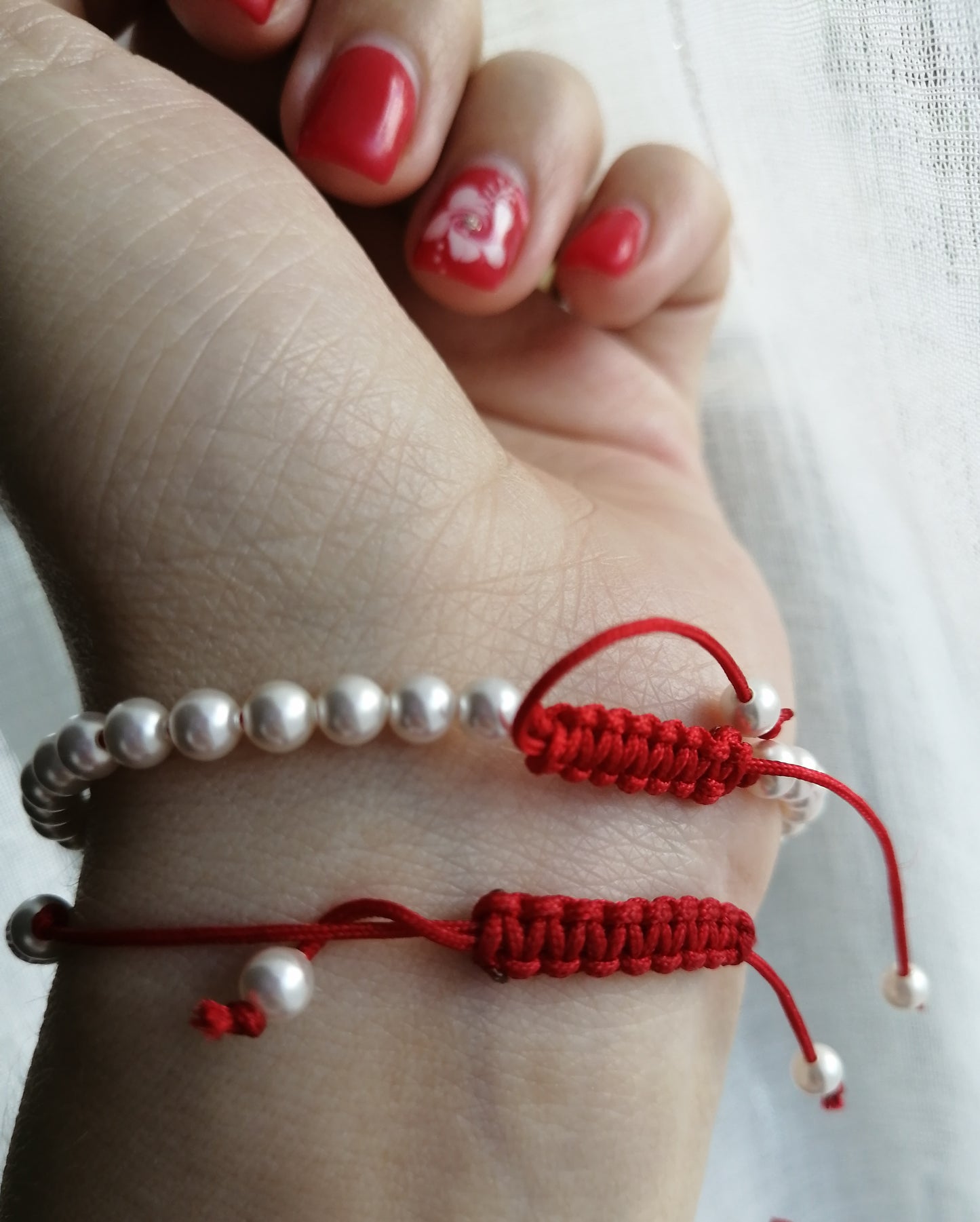 Bracelet réglable en perles et papillon rouge