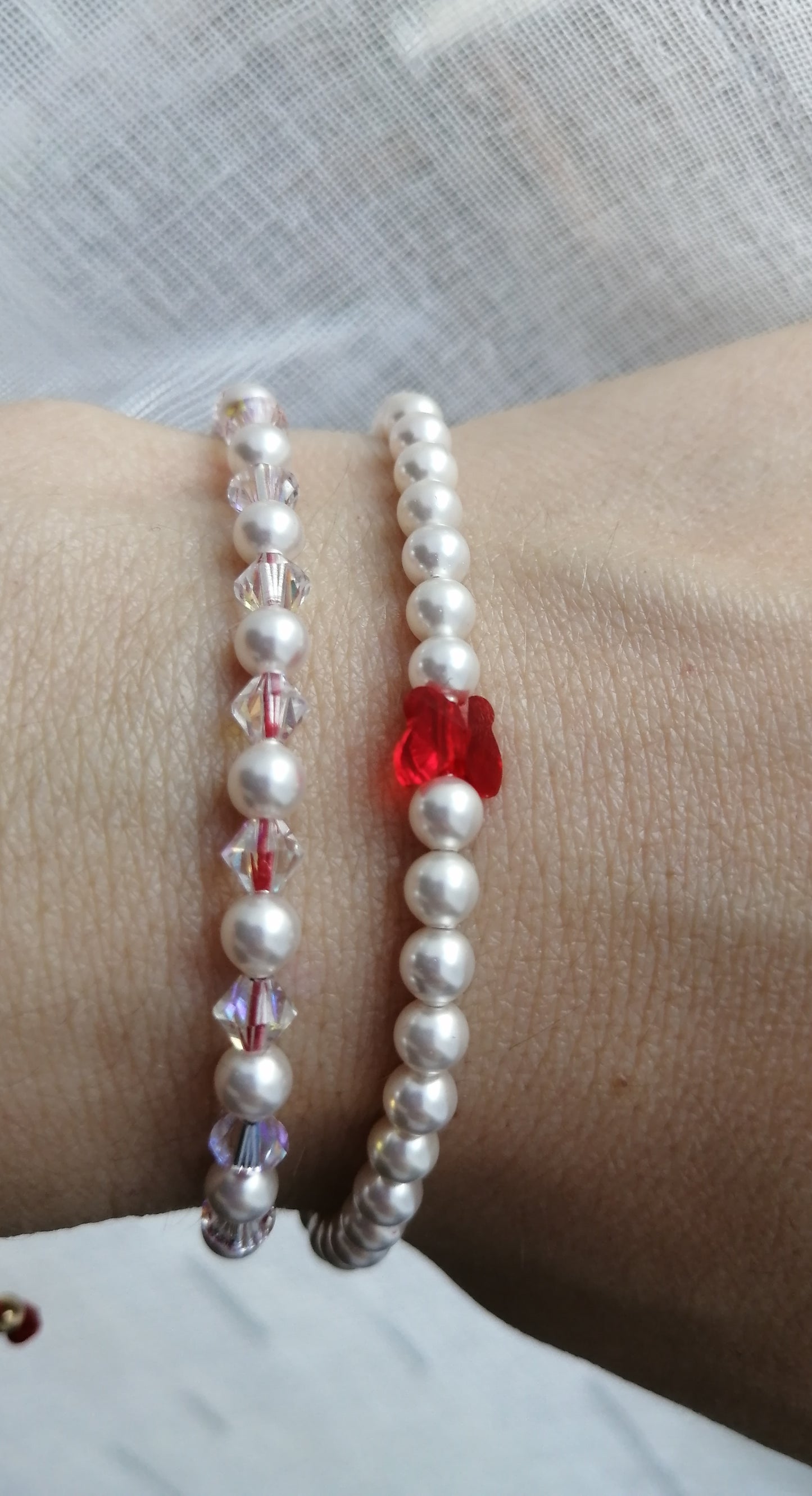 Bracelet réglable en perles et papillon rouge